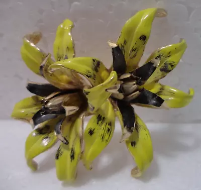 Vintage Painted Metal Lily Flower Brooch Gold Toned W/ Yellow Petals Dark Center • $12.95
