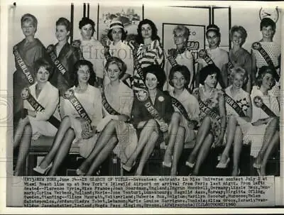 1960 Press Photo Miss Universe Contestants At New York's Idlewild Airport • $29.88
