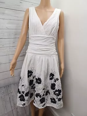 S.L. Fashions Sleeveless V Neck Dress  White Embroidery Applique Black Skirt 10 • $16.48
