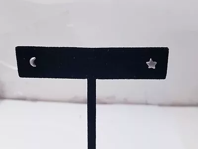 925 Star And Moon Stud Earrings 0.44g Tw • $10