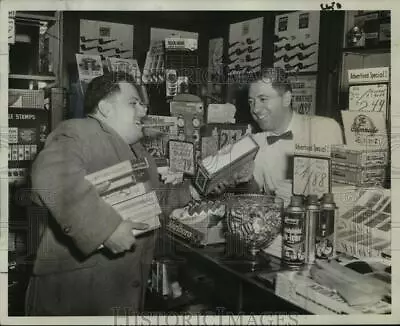 1962 Press Photo Bill Toseland Buys Havana Cigars From Mitchell Chadell In NYC • $29.88