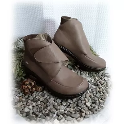 J41  Adventure On! Notre Dame Wrap Front Slip On Boots NWOB SZ 6 • $29