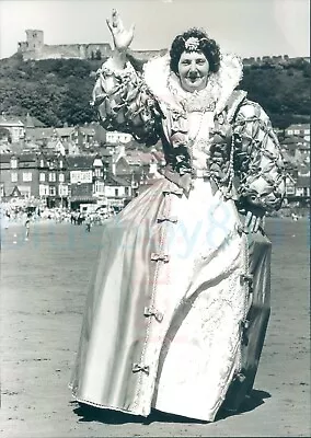 1988 Queen Elizabeth Fancy Dress Scarborough News 9x6.5  Press Photo  • £15.75