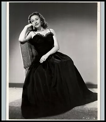 VERA RALSTON STYLISH POSE STUNNING PORTRAIT 1940s ORIGINAL VINTAGE PHOTO 508 • $15.99