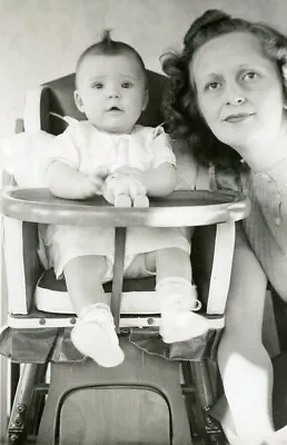 BG08 Original Vtg Photo WOMAN WITH BABY IN WOODEN HIGH CHAIR C 1949 • $5.50