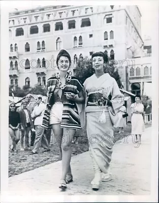 1955 Press Photo Actresses Janette Scott & Machiko Kyo In Lido Venice 1950s • £14.25