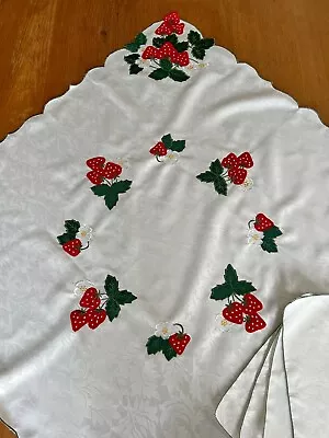 Vintage Embroidered Tablecloth 4 Napkin Set Strawberry White Xmas 86 X 86cm BNWT • $37.29