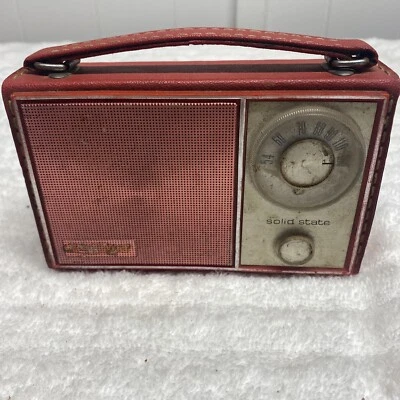 $40 • Buy Lloyds Vintage AM Radio Dual Power  Rare Red Leather Case