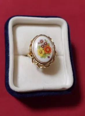 Vintage 1970's AVON Floral Wildflower Porcelain Locket Ring Sz 6 • $26.99