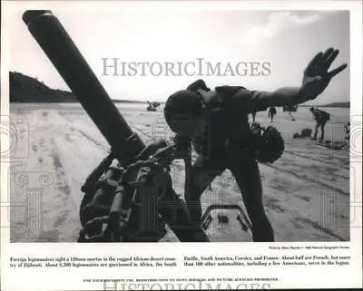 1989 Press Photo Foreign Legionnaires Sight Mortar In Desert Of Djibouti Africa • $19.99