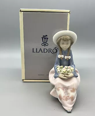 $149.99 • Buy Lladro - Pretty & Prim - No. 5554 - 6 1/2  Tall Figurine W/ Original Box