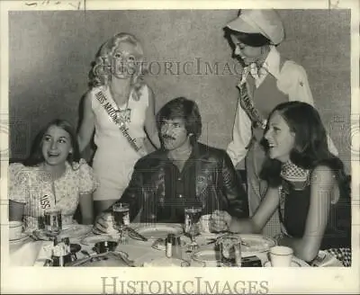 1973 Press Photo Michael Haynes With Miss USA - International Contestants • $15.99