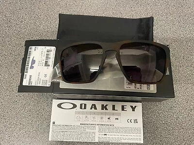 New Authentic Oakley Silver XL 9341 Men’s Sunglasses  • £0.99