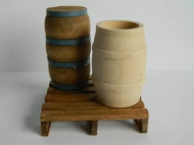 (A2.9) 1/12th Scale DOLLS HOUSE HANDMADE PALLET & TWO WOODEN BARRELS • £6.99