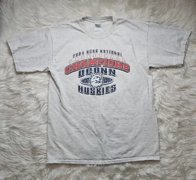 Vintage UCONN Huskies 2004 National Champions T-Shirt Men's Large Distressed  • $19.50