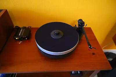 Pro-Ject RM5 Turntable W/Carbon Tonearm And Dynavector 10x5 Cartdrige • $335