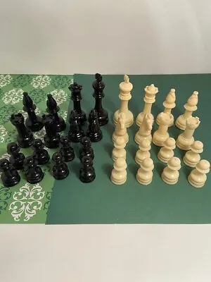 Vintage Complete Set Of 32 Chess Black & White Plastic Weighted With Green Felt • $12.50