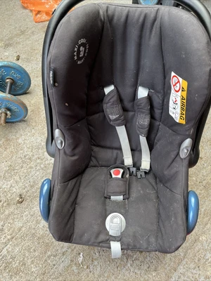 £20 • Buy MaxiCosi Cabriofix Baby Car Seat & Isofix Base Infant Insert & Raincover BUNDLE