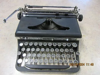 Vintage Royal Deluxe Portable Typewriter No Case • $115