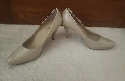 NEW ELLEN TRACY Women TAUPE Leather Heel Slip On Platform Pump Shoe 8.5 • $29.99