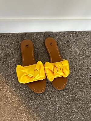 Womens Preowned H&M Yellow Satin Bow Sandals • $20