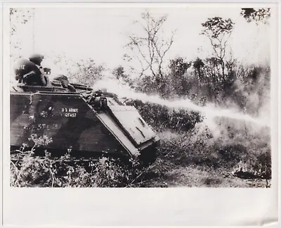 NGUYEN TAI * TANK SHOOTING FLAMES * VIETNAM WAR * VINTAGE 1967 Press Photo • $31