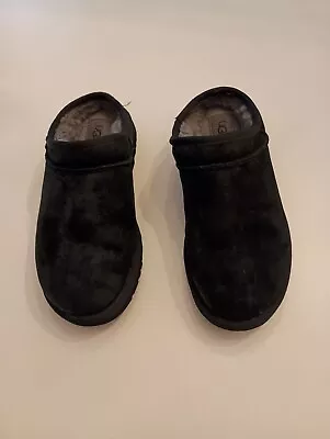 UGG Womens Sz 7 Short Black Suede Classic Sheepskin Slip On Clog Slipper Mules • $45