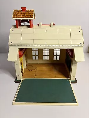 VINTAGE 1971 FISHER-PRICE LITTLE PEOPLE PLAY FAMILY SCHOOL #923 - No Accessories • $24.99