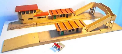 Mixed Lot Of Hornby Dublo 00 Gauge Railway Station Platform / Signal Box + Other • £29