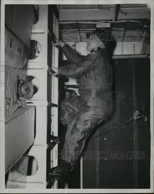 1952 Press Photo Maj Gen Paxton Climbs To His Quarters Aboard C-124 Globemaster • $29.88