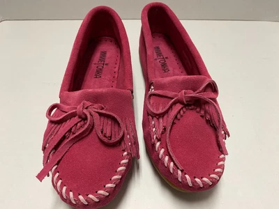 $32 • Buy Minnetonka Kilty Hardsoles Moccasins Pink Suede 401 Slip On Shoe Women's Size 5