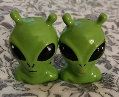 Alien 👽 Heads Salt And Pepper Shaker Set!  NWTS!  • $12.99