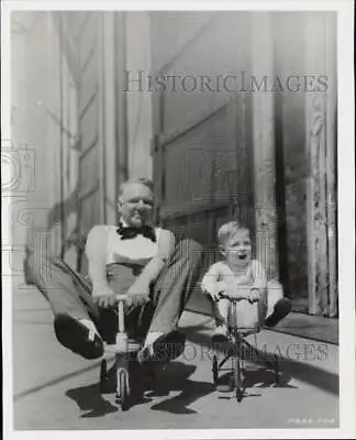 Press Photo Comedian W.C. Fields Riding Tricycles With Child - Kfp10420 • $19.99
