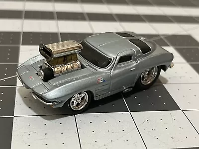 FUNLINE / 1963 Chevrolet Corvette (Silver-Grey) / MUSCLE MACHINES 2000 • $4.25