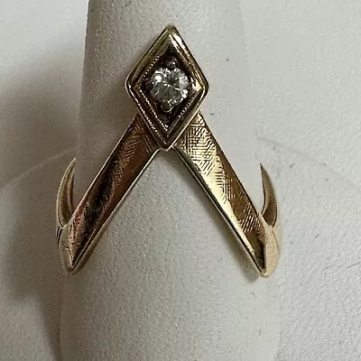 Vintage 10k “V” Shaped White Gold Ring With Diamond On The Tip • $250