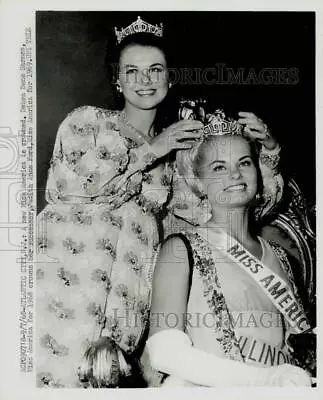 1968 Press Photo Debra Dene Barnes Crowns Successor Miss America Judith Ford • $9.99