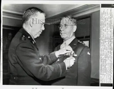 1943 Press Photo George Marshall Pins Service Medal On General Ben Lear In DC • $19.99