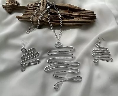 REDUCED From £8to £6.50Unique Hammered Silver Coloured Twisted Wire Necklace Set • £6.50