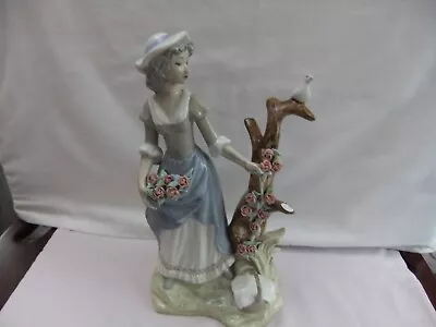 A TENGRA OF VALENCIA PORCELAIN FIGURINE OF A LADY WITH DOVES HEIGHT 28x16cm • £26