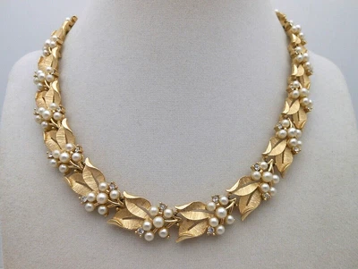 £55.80 • Buy Vtg. Crown Trifari Matte Gold Plated Leaf Link Faux Pearl & Rhinestone Necklace