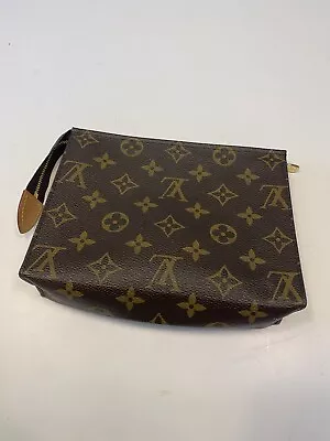 £335 • Buy Louis Vuitton Classic Monogrammed Cosmetic Pouch Date Code DU2008