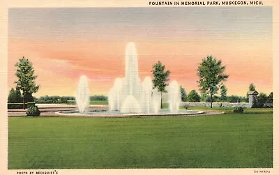 Muskegon Michigan MI Fountain In Memorial Park Linen Vintage Postcard E6280 • $3