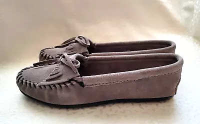 Minnetonka Kilty Hardsole Moccasin Shoe Women's 10 Soft Gray Suede • $45