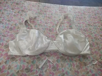 Women's Bra Vassarette Brand Size 34A Underwire. • $10