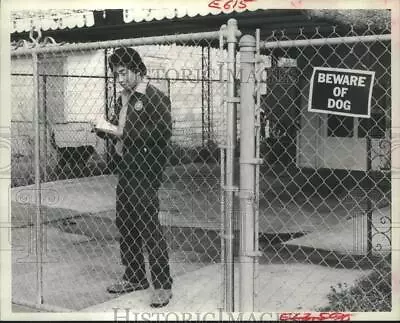 1981 Press Photo Houston Meter Reader Behind Fence With  Beware Of Dog  Sign • $15.99