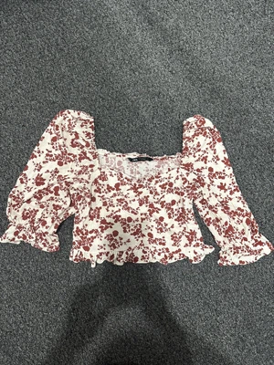 $10 • Buy Zara Floral Crop Top Size M