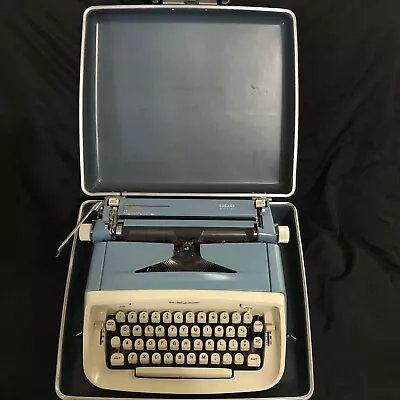 RARE 1960’s CURSIVE FONT Royal Safari Manual Typewriter W/Hand Case~Tested • $207.50