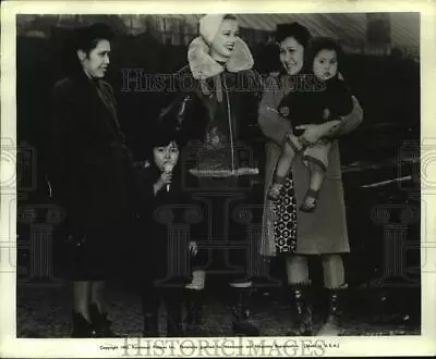 1943 Press Photo Marjorie Reynolds During An Entertainment Tour In Alaska • $17.99