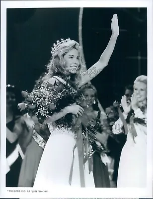 1995 Press Photo Lovely Crowned Miss Teen USA Shauna Gambill Waves • $15