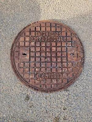 Reclaimed Round Cast Iron Manhole Drain Cover 485mm & Frame FREE P&P Keyhole • £90